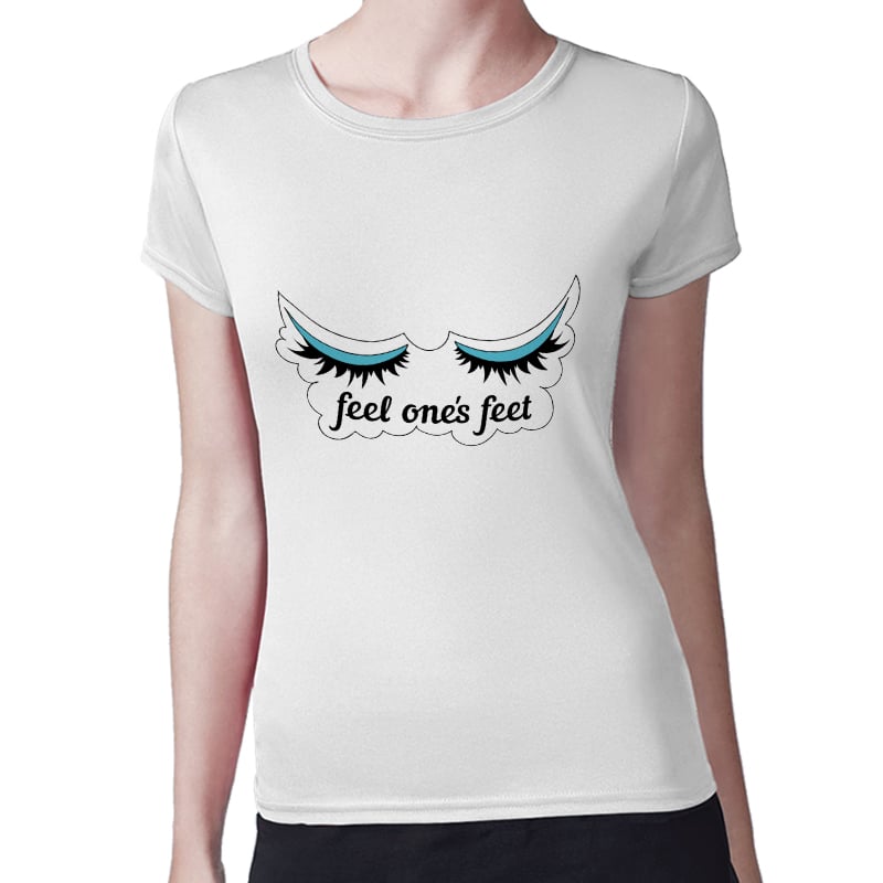 تيشرت نسائي مقاس: M بتصميم رموش تيشرت نسائي مقاس: M بتصميم رموش