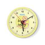 ساعة حائط دائرية بتصميم كن سعيد