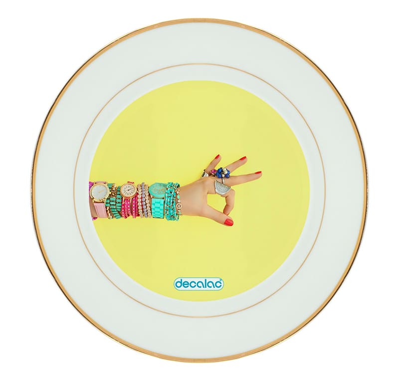 طبق زينة للطعام باطار داخلي ذهبي بتصميم اكسسوارات يد امرأة طبق زينة للطعام باطار داخلي ذهبي بتصميم اكسسوارات يد امرأة