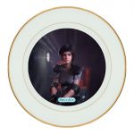 طبق زينة للطعام باطار داخلي ذهبي بتصميم الشرطيه جيل فالنتاين  رزدنت ايفل 3