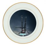 طبق زينة للطعام باطار داخلي ذهبي بتصميم سيف فضي أفعواني من ذا ويتشر 3 وايلد هانت