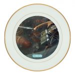 طبق زينة للطعام باطار داخلي ذهبي بتصميم قتال مع العملاق الضخم هجوم العمالقة