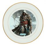 طبق زينة للطعام باطار داخلي ذهبي بتصميم قتال مع القراصنه أساسنز كريد