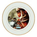 طبق زينة للطعام باطار داخلي ذهبي بتصميم قتال مع عملاق هجوم العمالقة