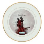 طبق زينة للطعام باطار داخلي ذهبي بتصميم لعبه بلود بورن