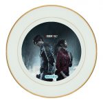 طبق زينة للطعام باطار داخلي ذهبي بتصميم ليون وكلير رزدنت إيفل 2