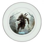 طبق زينة للطعام باطار داخلي فضي بتصميم أساسنز كريد وسط الحرب