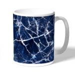 كوب قهوة بتصميم أزرق وأبيض