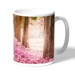 كوب قهوة بتصميم اشجار الساكورا