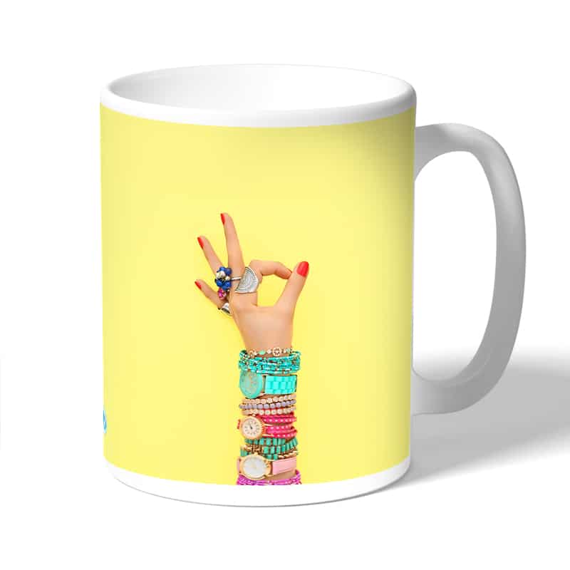 كوب قهوة بتصميم اكسسوارات يد امرأة كوب قهوة بتصميم اكسسوارات يد امرأة