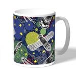 كوب قهوة بتصميم الفضاء الخارجي