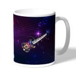 كوب قهوة بتصميم جيتار ومفاتيح بيانو