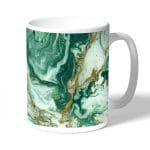 كوب قهوة بتصميم ذهبي وأخضر