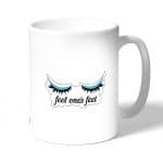 كوب قهوة بتصميم رموش