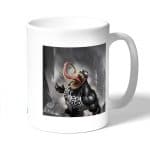 كوب قهوة بتصميم غضب فينوم