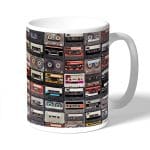 كوب قهوة بتصميم كاسيت موسيقي