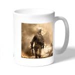 كوب قهوة بتصميم كول أوف ديوتي نيران المعركه