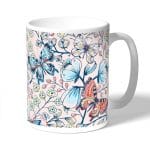 كوب قهوة بتصميم ورود وفراشات