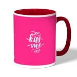 كوب قهوة بمقبض احمر بتصميم اعطني قبلة