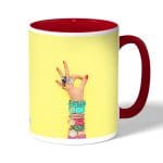 كوب قهوة بمقبض احمر بتصميم اكسسوارات يد امرأة