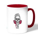 كوب قهوة بمقبض احمر بتصميم الأستماع الى الموسيقى