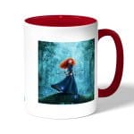 كوب قهوة بمقبض احمر بتصميم الأميرة ميريدا مع القوس والسهم