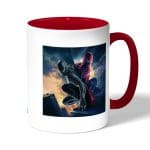 كوب قهوة بمقبض احمر بتصميم الشر يسيطرعلى سبايدر مان