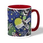 كوب قهوة بمقبض احمر بتصميم الفضاء الخارجي