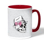 كوب قهوة بمقبض احمر بتصميم جمجمه بقبعه