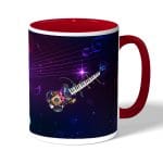 كوب قهوة بمقبض احمر بتصميم جيتار ومفاتيح بيانو