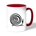 كوب قهوة بمقبض احمر بتصميم حلزون