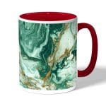 كوب قهوة بمقبض احمر بتصميم ذهبي وأخضر