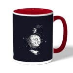 كوب قهوة بمقبض احمر بتصميم رائد فضاء