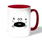 كوب قهوة بمقبض احمر بتصميم سلطعون خائف