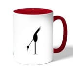 كوب قهوة بمقبض احمر بتصميم طائر أسود