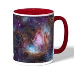 كوب قهوة بمقبض احمر بتصميم فضاء بنفسجي