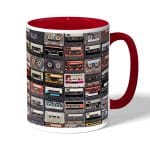 كوب قهوة بمقبض احمر بتصميم كاسيت موسيقي