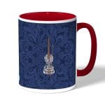 كوب قهوة بمقبض احمر بتصميم كمان مزخرف