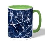 كوب قهوة بمقبض اخضر بتصميم أزرق وأبيض