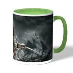 كوب قهوة بمقبض اخضر بتصميم أساسنز كريد