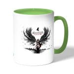 كوب قهوة بمقبض اخضر بتصميم أساسنز كريد الجناح الأسود