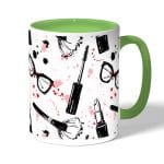 كوب قهوة بمقبض اخضر بتصميم ادوات المكياج والموضة