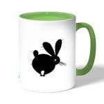 كوب قهوة بمقبض اخضر بتصميم ارنب مخيف