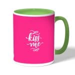 كوب قهوة بمقبض اخضر بتصميم اعطني قبلة