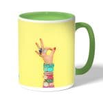 كوب قهوة بمقبض اخضر بتصميم اكسسوارات يد امرأة