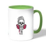 كوب قهوة بمقبض اخضر بتصميم الأستماع الى الموسيقى