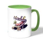 كوب قهوة بمقبض اخضر بتصميم التمساح والصوص