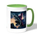 كوب قهوة بمقبض اخضر بتصميم الشر يسيطرعلى سبايدر مان