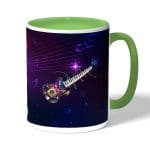 كوب قهوة بمقبض اخضر بتصميم جيتار ومفاتيح بيانو