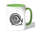 كوب قهوة بمقبض اخضر بتصميم حلزون